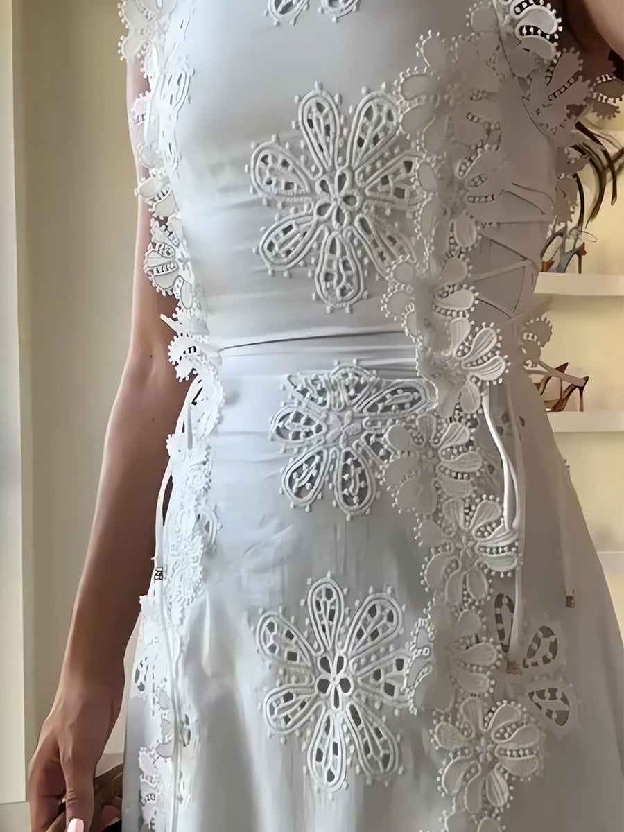Ríona – Lace Floral Tie-Strap Maxi Dress