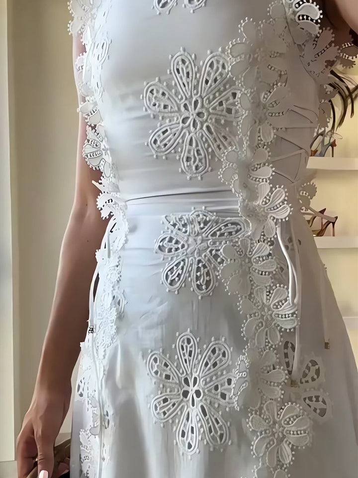 Ríona – Lace Floral Tie-Strap Maxi Dress